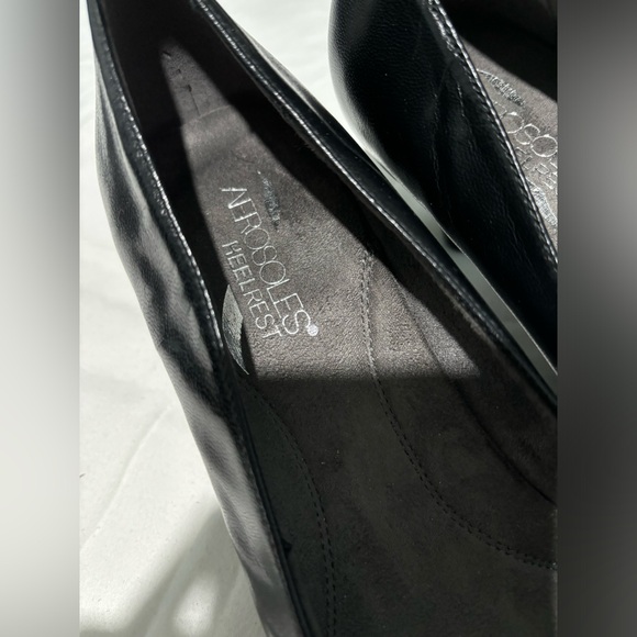 Good condition Aerosoles (Heel Rest) Black Closed-Toe Kitten Heel Shoes-Size 8 - Picture 3 of 5